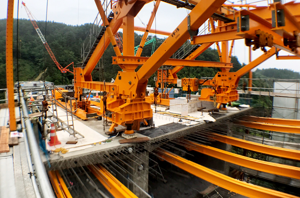 桑名建設株式会社は、橋梁工事を主とした建設会社です。